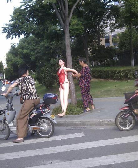 車輛噪音投訴無用 大媽綁充氣娃娃引車輛減速